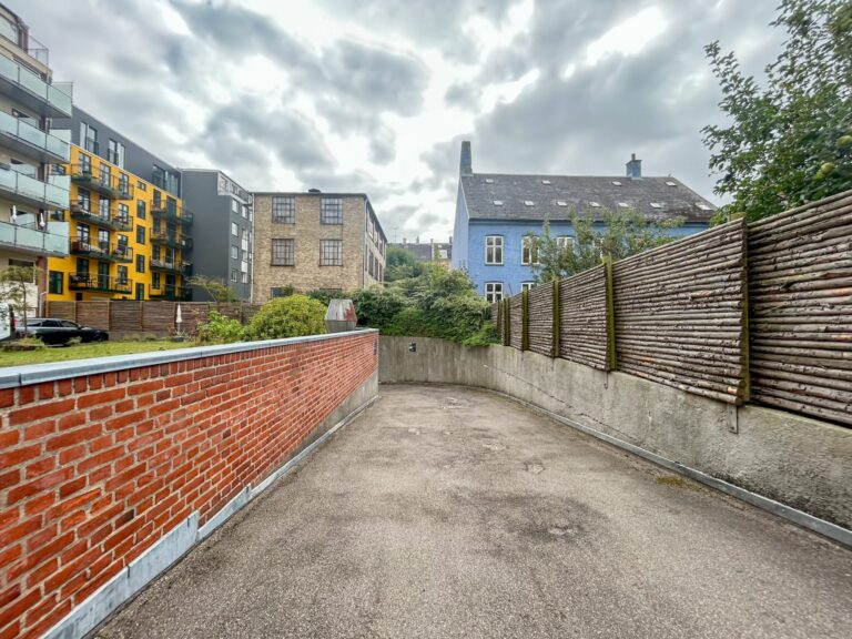 Indkørsel til kælder
